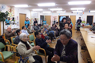 屋外での避難訓練の様子